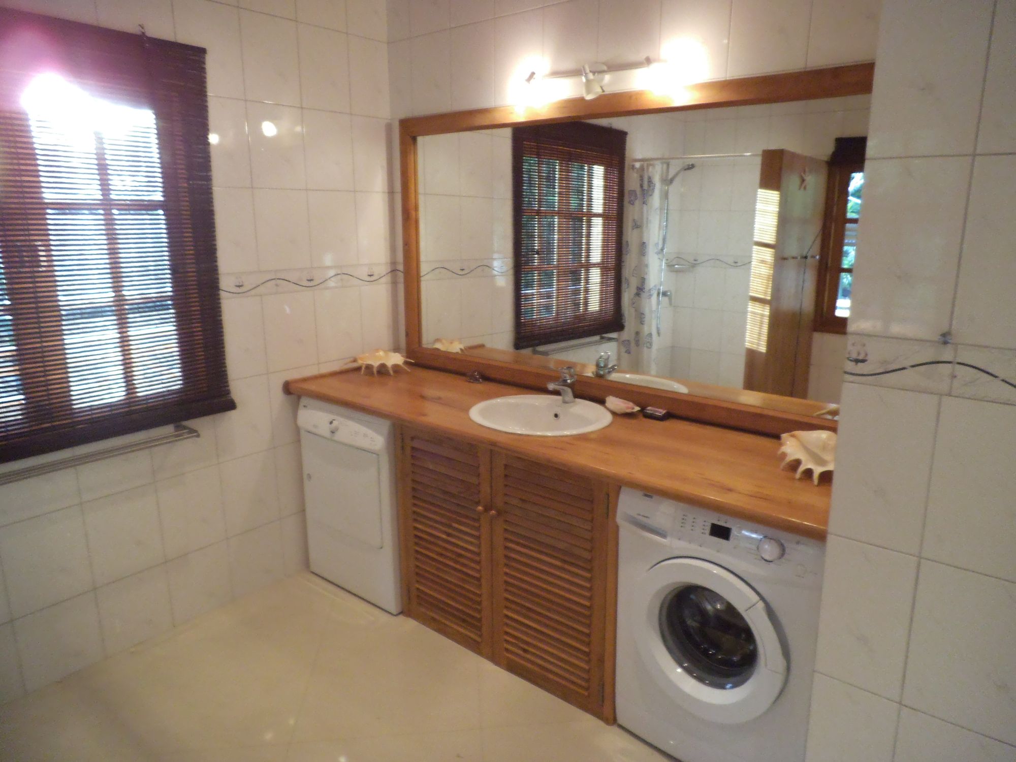 Badezimmer einrichten: gelbe tapete mustertapete kleines ...
